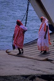 Barge;-Comoros-Archipelago;-Crossing;-France;-Indian-Ocean;-Kaleidos;-Kaleidos-images;-Kanga;-La-parole-à-limage;-Laurent-Abad;-Mayotte;-Ramp;-Sea-transport;-Stories-Pictures;-Women
